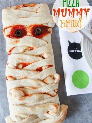 Pizza Mummy Braid for a kid-friendly dinner WIN! Your kids will love this for Halloween dinner!