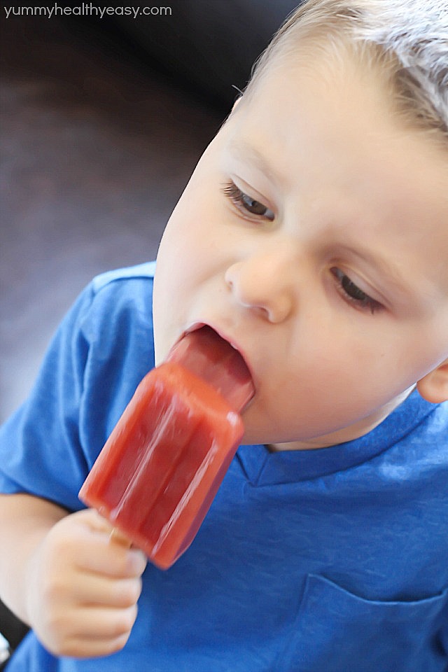 Watermelon Kiwi Popsicles - super easy and delicious popsicles with only four ingredients. Perfect healthy treat for summertime! Watermelon Kiwi Popsicles - super easy and delicious popsicles with only four ingredients. Perfect healthy treat for summertime!
