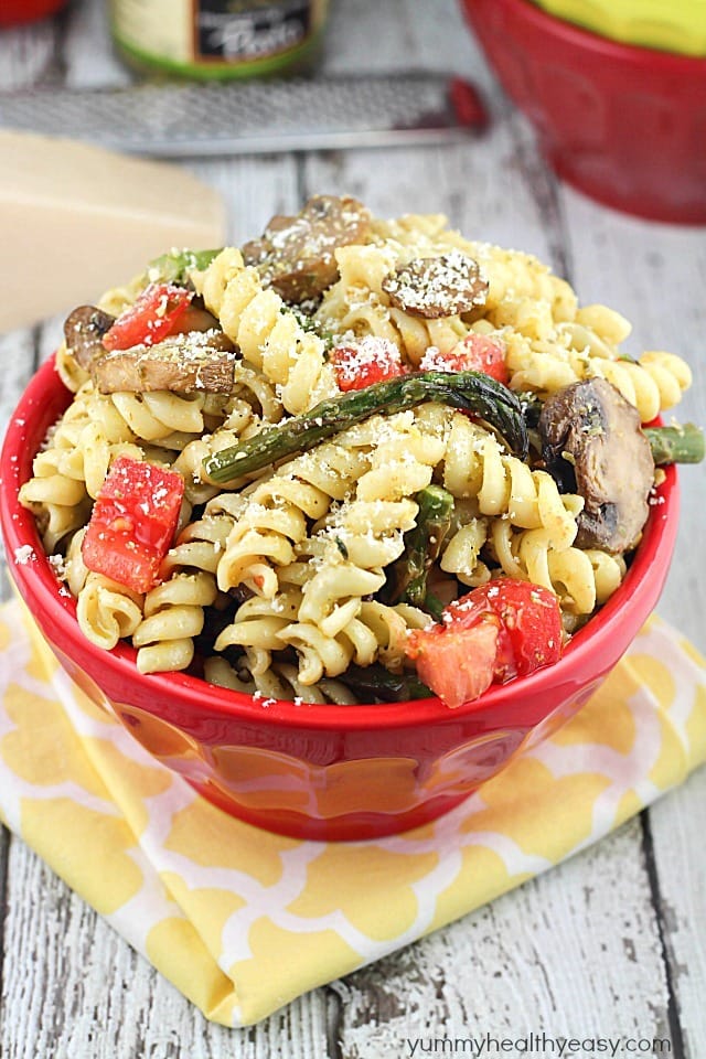 Roasted Asparagus & Mushroom Pesto Pasta Salad - quick & easy pasta salad that's the perfect side dish to any dinner! Roasted Asparagus & Mushroom Pesto Pasta Salad - quick & easy pasta salad that's the perfect side dish to any dinner!