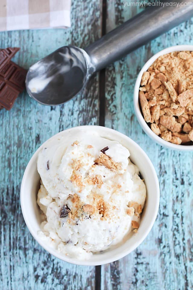 Creamy vanilla ice cream made without a machine + graham crackers, marshmallow fluff & chocolate for a yummy s'mores dessert!