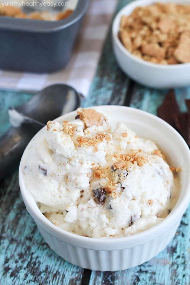 Creamy vanilla ice cream made without a machine + graham crackers, marshmallow fluff & chocolate for a yummy s'mores dessert!