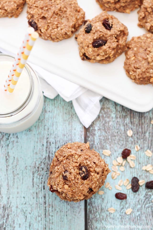 Healthy Banana Oatmeal Breakfast Cookies - SO easy to make, have no butter or oil, and have only 165 calories in each cookie + 6g of protein!