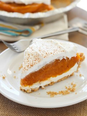 No Bake Pumpkin Pie - the easiest pumpkin pie that (obviously!) needs no oven time! Soft, creamy, simple and delicious!