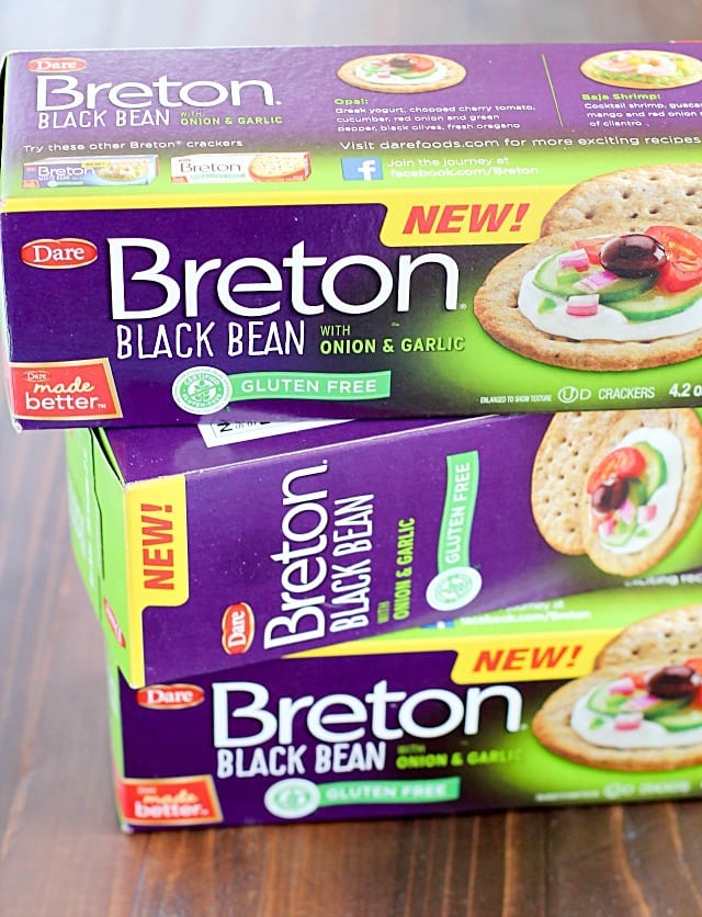 Deliciously healthy greek dip, made with a protein-rich cottage cheese base (with ranch seasonings!) then topped with cucumbers, green onions, tomatoes, kalamata olives, and feta cheese. Healthy and full of flavor! #breton #ad