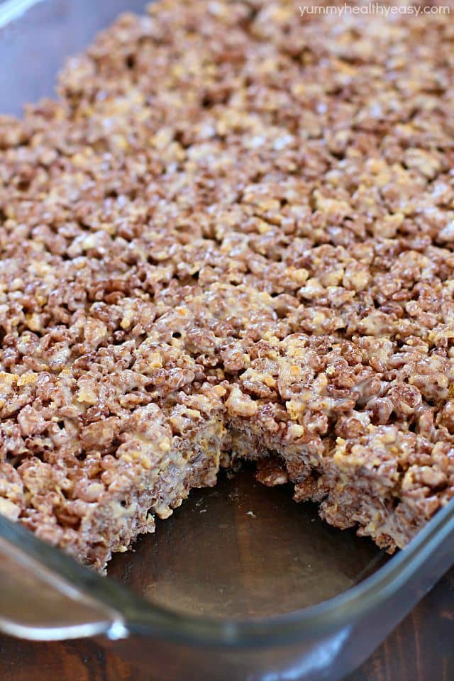 Take those boring rice krispies treats to a whole new level and make them into S'mores Rice Krispies Treats! With marshmallow, graham crackers and Cocoa Krispies, these S'mores Rice Krispies Treats are the BOMB!