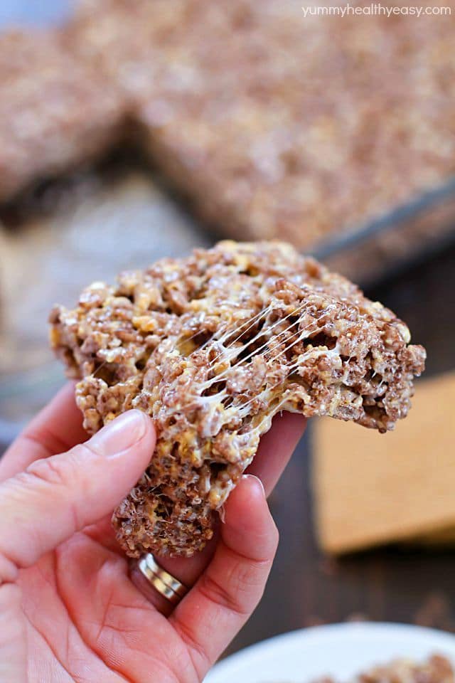 Take those boring rice krispies treats to a whole new level and make them into S'mores Rice Krispies Treats! With marshmallow, graham crackers and Cocoa Krispies, these S'mores Rice Krispies Treats are the BOMB!