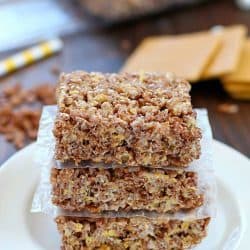 Take those boring rice krispies treats to a whole new level and make them into S'mores Rice Krispies Treats! With marshmallow, graham crackers and Cocoa Krispies, these S'mores Rice Krispies Treats are the BOMB!