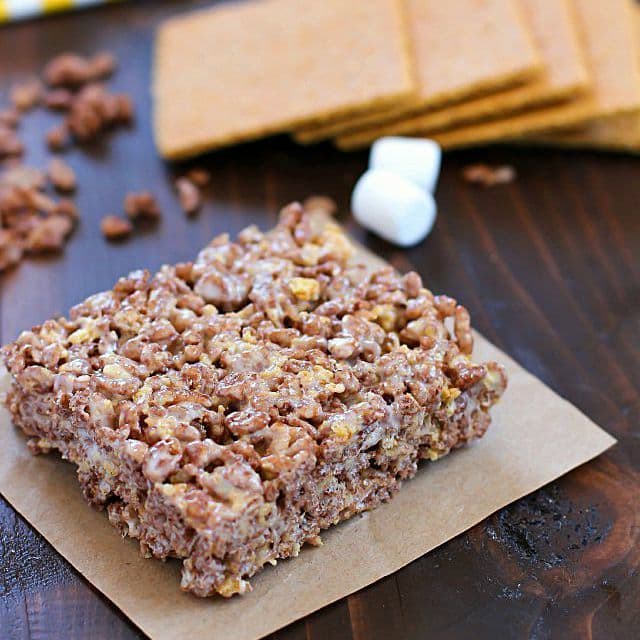 Take those boring rice krispies treats to a whole new level and make them into S'mores Rice Krispies Treats! With marshmallow, graham crackers and Cocoa Krispies, these S'mores Rice Krispies Treats are the BOMB!