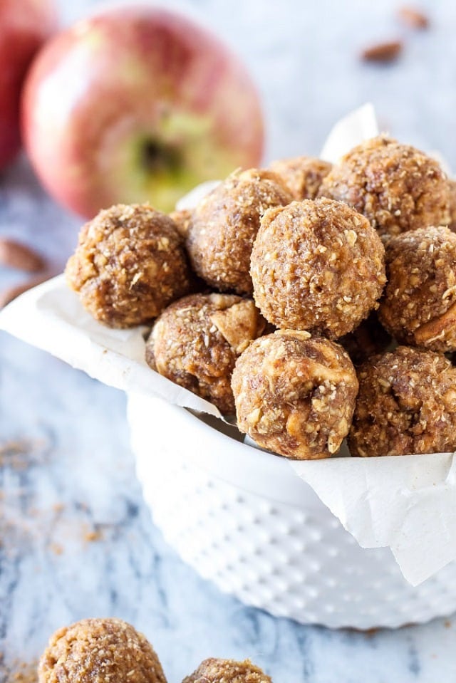 Tis the season for a non stop supply of cookies, candy, and desserts staring you in the face. I have a serious weakness for dessert, especially Christmas treats, I can’t keep my hands off of them. If you have the same problem as me, then it is essential that you make these Cinnamon Apple Energy Bites and keep them on hand at all times to ward off that craving for cookies!
