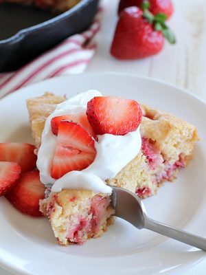 This Strawberry Skillet Corn Cake is full of strawberry goodness! It's super easy to make, with only a few ingredients and absolutely perfect to serve for brunch, dessert or a fun snack!