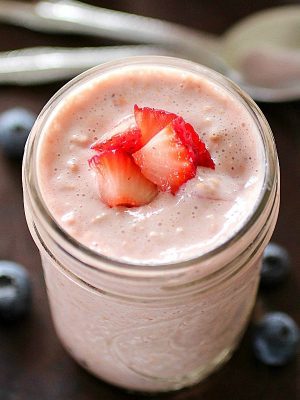 Overnight Oatmeal that's packed full of protein (13 grams), fiber (6 grams) and fruit. No-bake, with only 252 calories! Perfect breakfast to grab on the go! AD