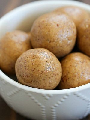 These Healthy Apple Pie Protein Bites are the perfect snack to grab when you need a quick protein boost! AD